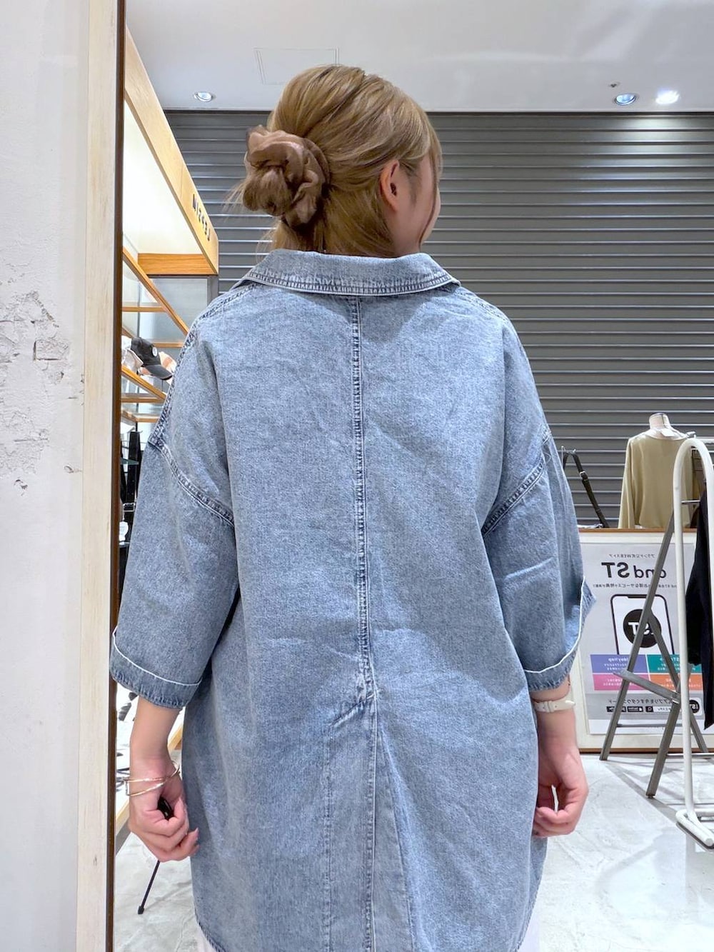 ホワイト系のその他パンツ、ホワイト系のサンダル、ホワイト系のタンクトップを着用したレディースの夏コーディネートの5枚目の写真