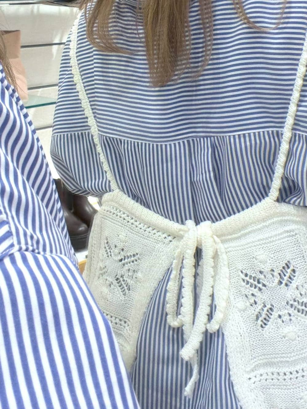 ブルー系のシャツ/ブラウス、ブルー系のデニムパンツ、ホワイト系のキャミソールを着用したレディースの春コーディネートの6枚目の写真