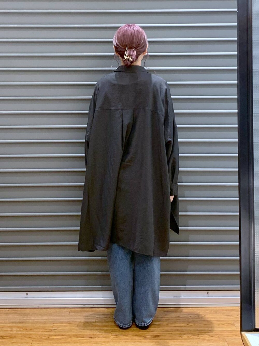 ホワイト系のTシャツ/カットソー、ブルー系のトートバッグ、ブラック系のパンプスを着用したレディースの秋コーディネートの2枚目の写真