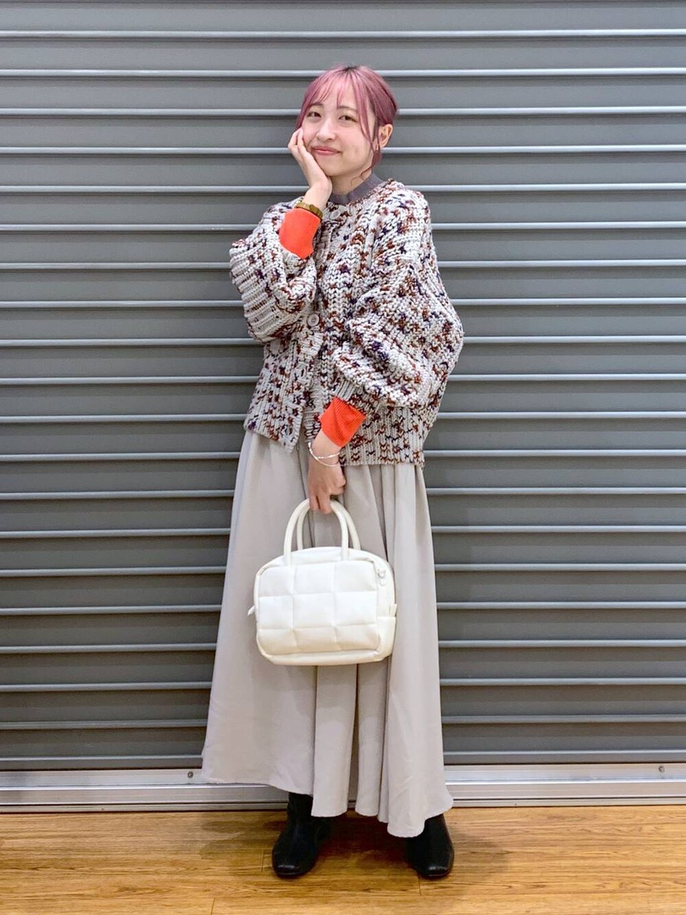 グレー系のニット/セーター、ベージュ系のその他パンツ、ホワイト系のボストンバッグを着用したレディースの秋コーディネートの3枚目の写真