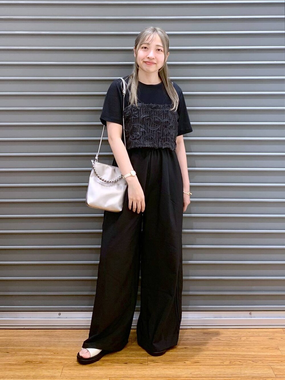 ホワイト系のサンダル、ブラック系のその他パンツ、その他のショルダーバッグを着用したレディースの夏コーディネートの5枚目の写真