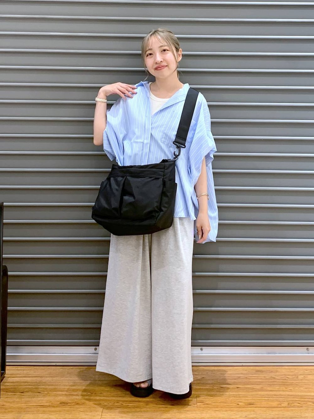 その他のシャツ/ブラウス、シルバー系のサンダル、ブラック系のショルダーバッグを着用したレディースの夏コーディネートの4枚目の写真