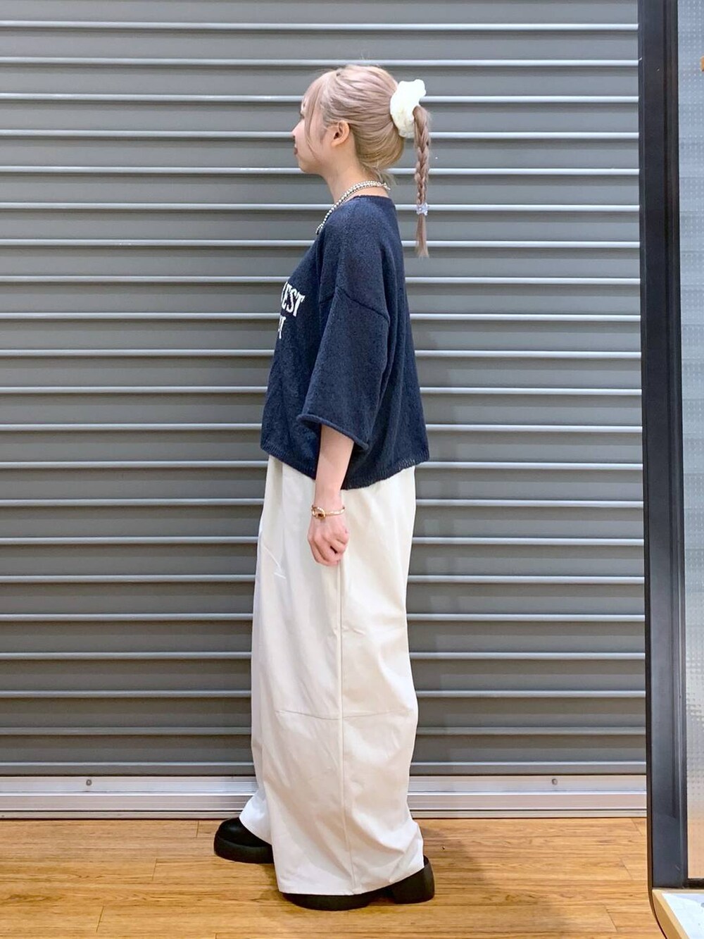 ホワイト系のその他パンツ、ブラック系のショルダーバッグ、ブルー系のニット/セーターを着用したレディースの夏コーディネートの3枚目の写真