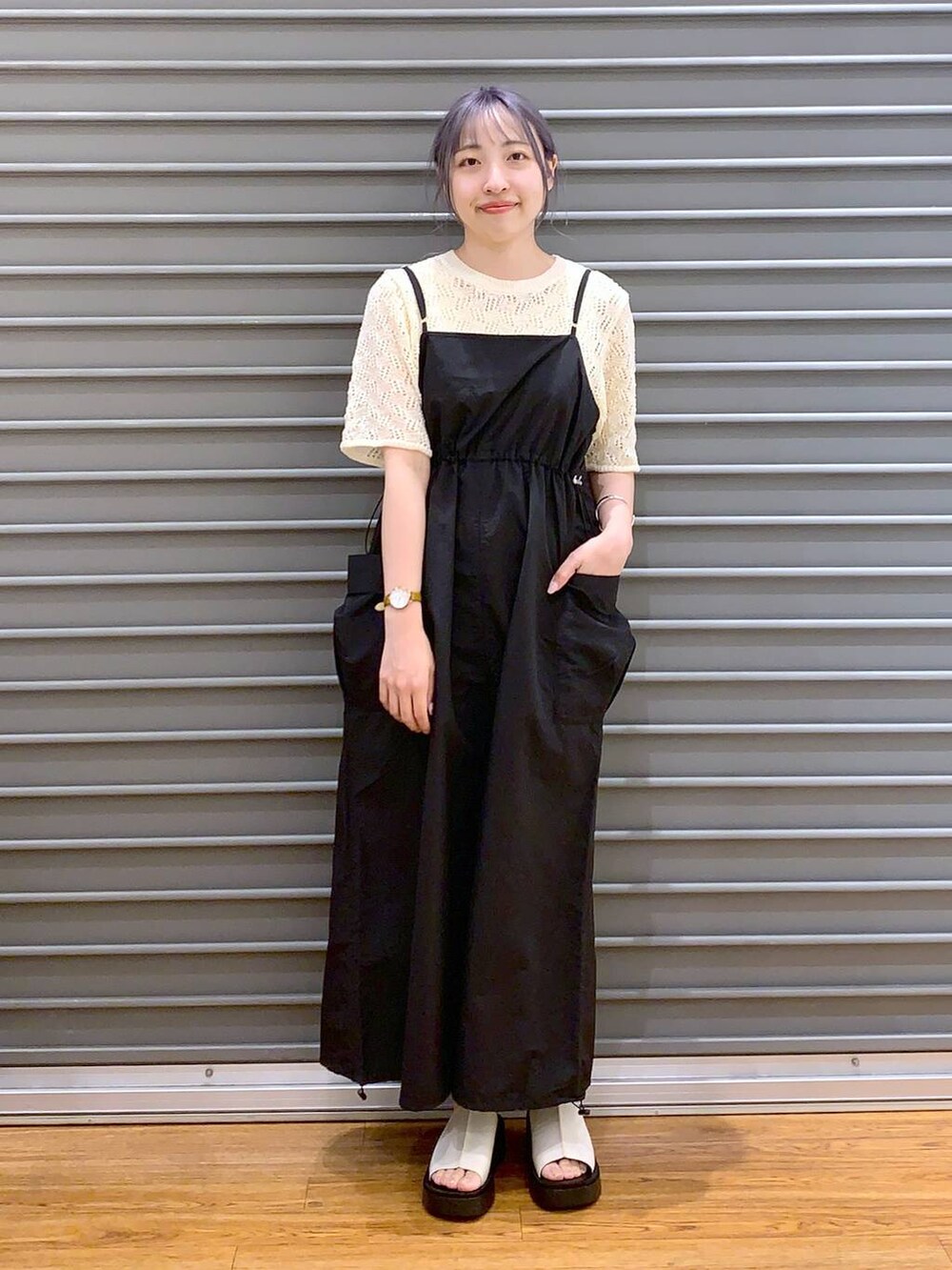 ベージュ系のショルダーバッグ、ブラック系のシャツ/ブラウス、ホワイト系のサンダルを着用したレディースの春コーディネートの4枚目の写真
