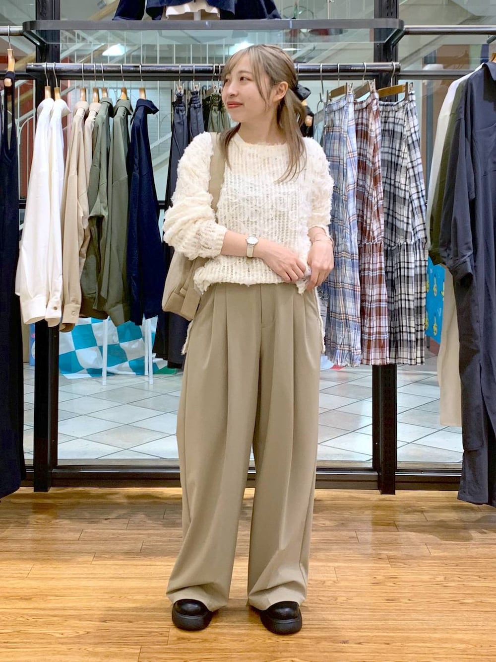 ベージュ系のその他パンツ、ホワイト系のTシャツ/カットソー、ブラック系のサンダルを着用したレディースの春コーディネートの3枚目の写真