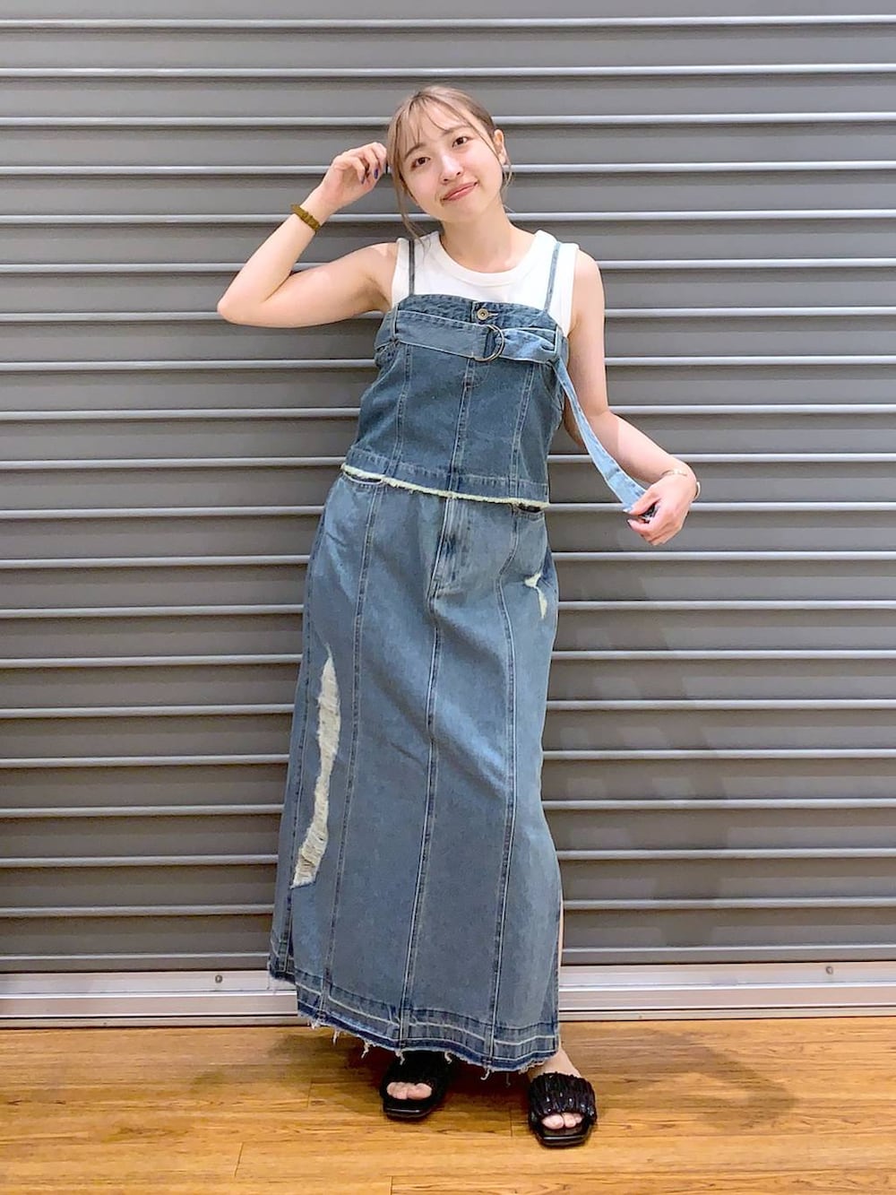 シルバー系のショルダーバッグ、ブラック系のサンダル、ホワイト系のタンクトップを着用したレディースの夏コーディネートの5枚目の写真