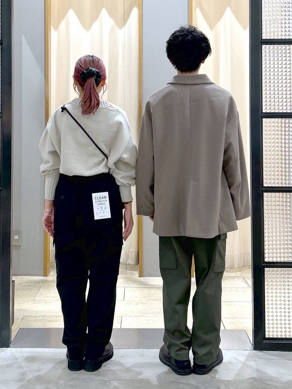 グリーン系のカーゴパンツ、ブラウン系のその他アウター、ブラック系のショルダーバッグを着用したレディースの秋コーディネートの2枚目の写真