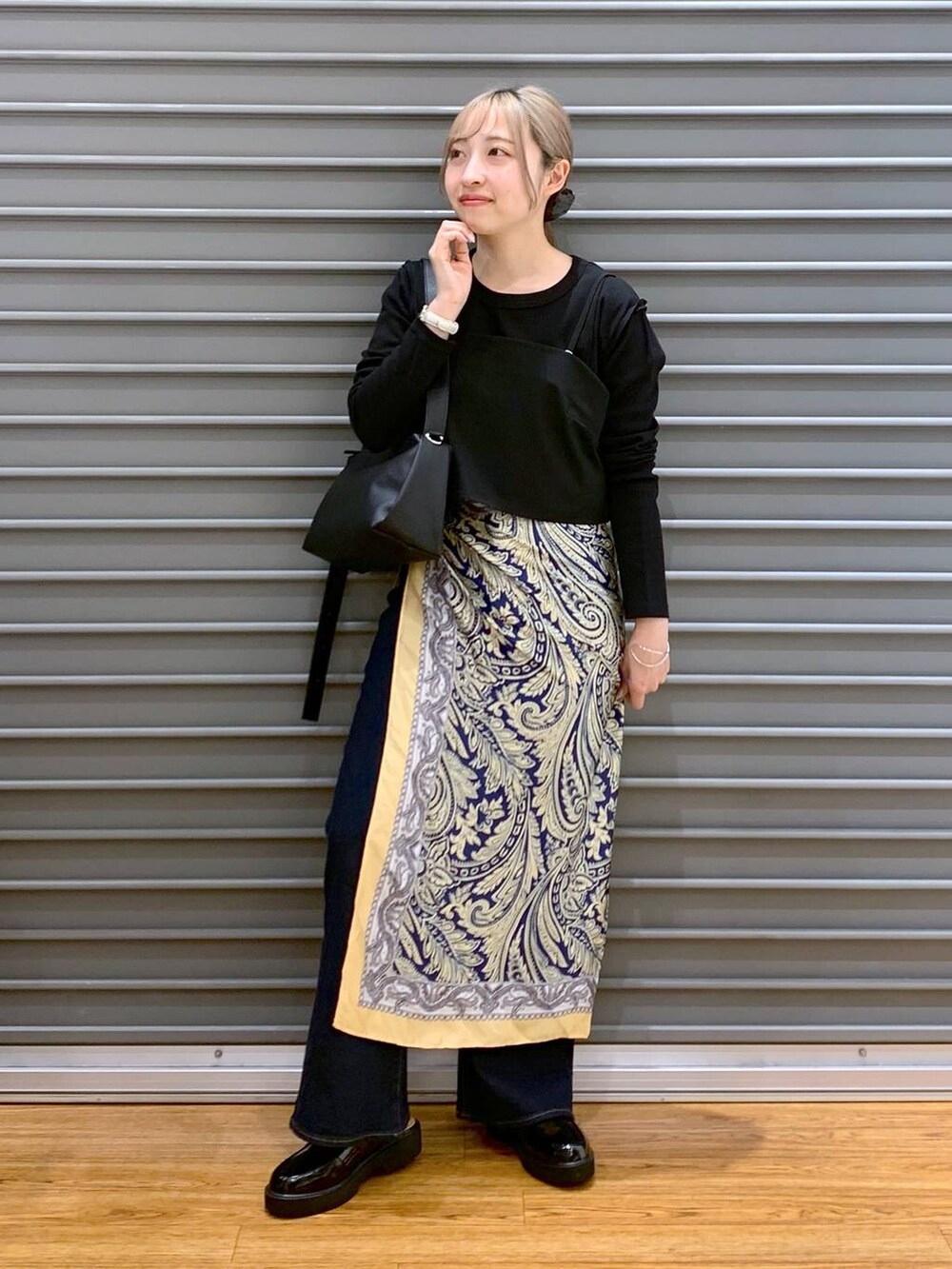 ブラック系のショルダーバッグ、ブラック系のキャミソール、ブラック系のローファーを着用したレディースの春コーディネートの8枚目の写真