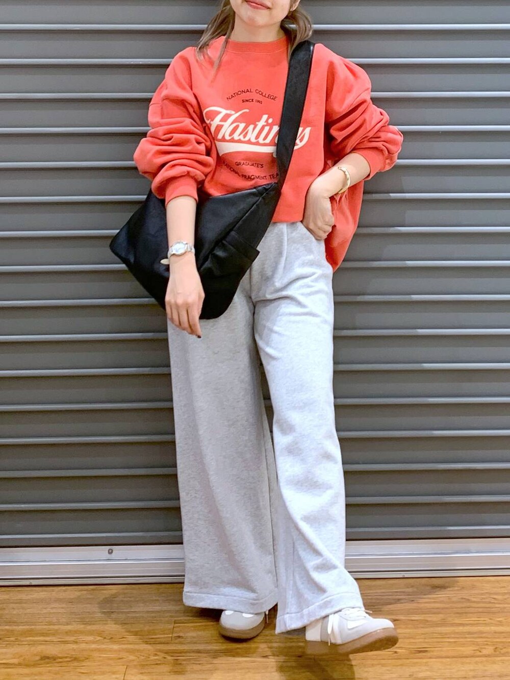 ホワイト系のスニーカー、ブラック系のショルダーバッグ、レッド系のスウェットを着用したレディースの冬コーディネートの8枚目の写真