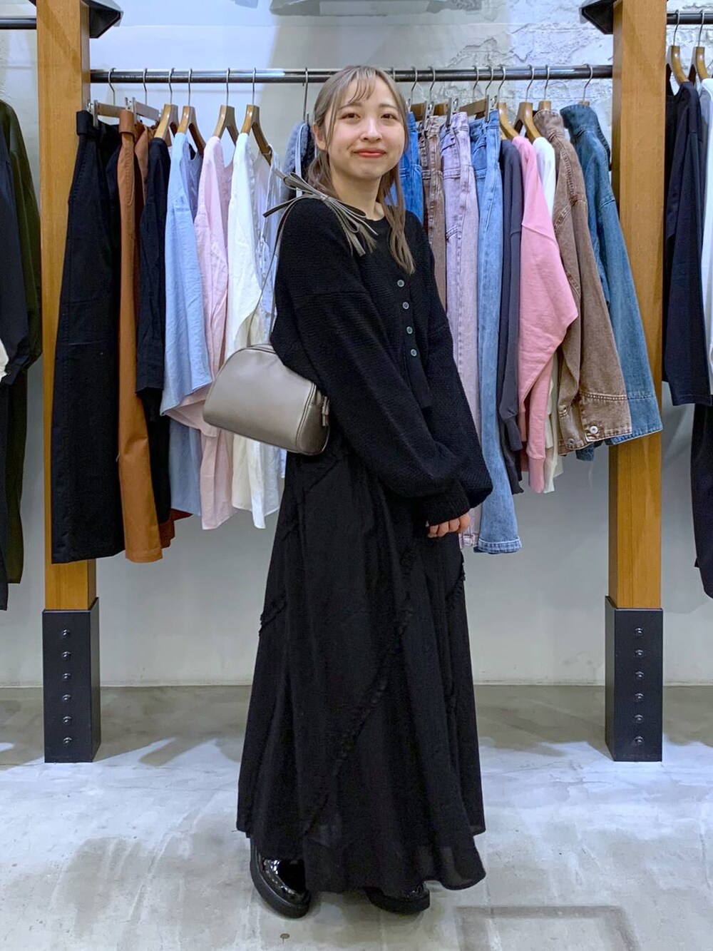 ブラック系のカーディガン/ボレロ、その他のショルダーバッグ、ブラック系のローファーを着用したレディースの春コーディネートの7枚目の写真