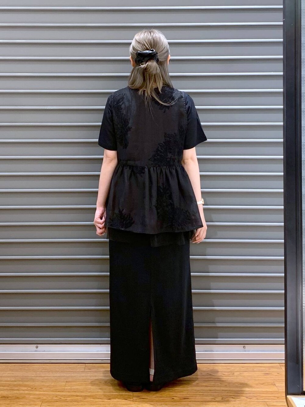 ホワイト系のサンダル、ブラック系のショルダーバッグ、ブラック系のシャツ/ブラウスを着用したレディースの夏コーディネートの2枚目の写真