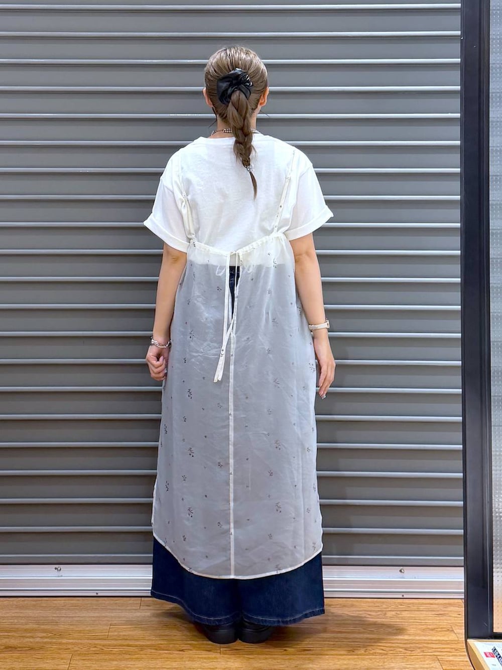 ホワイト系のワンピース、ホワイト系のTシャツ/カットソー、ホワイト系のサンダルを着用したレディースの夏コーディネートの2枚目の写真