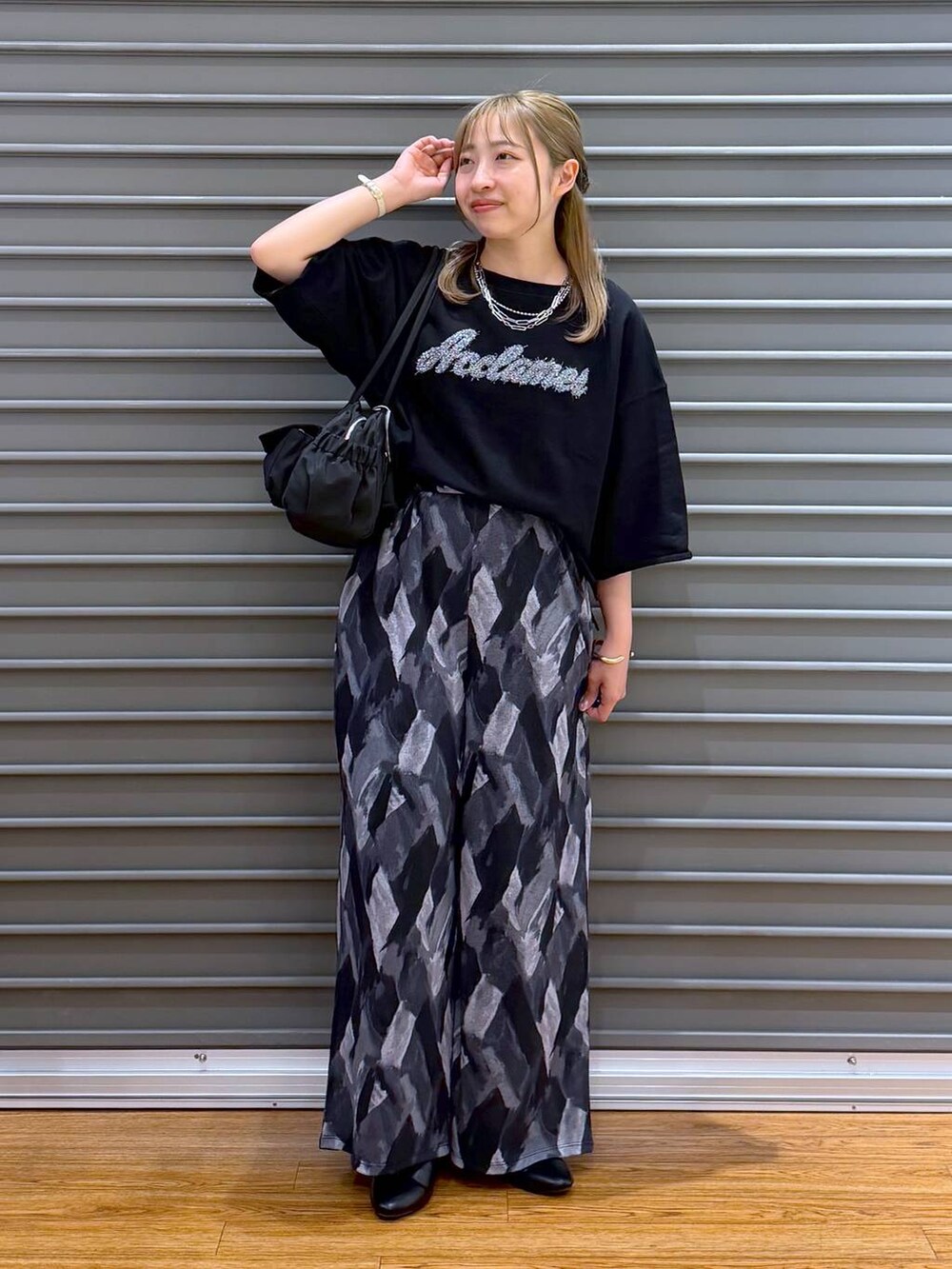 グレー系のその他パンツ、ブラック系のボストンバッグ、ブラック系のパンプスを着用したレディースの春コーディネートの6枚目の写真