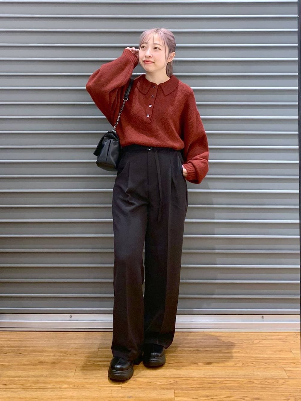 ブラック系のブーツ、ブラック系のその他パンツ、ブラック系のショルダーバッグを着用したレディースの冬コーディネートの6枚目の写真