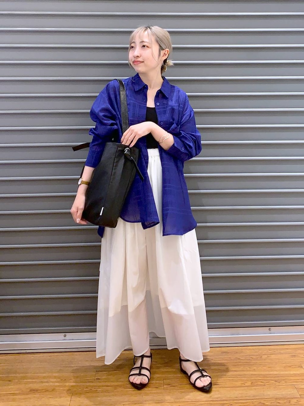ブラック系のサンダル、ブルー系のシャツ/ブラウス、ブラック系のタンクトップを着用したレディースの夏コーディネートの3枚目の写真