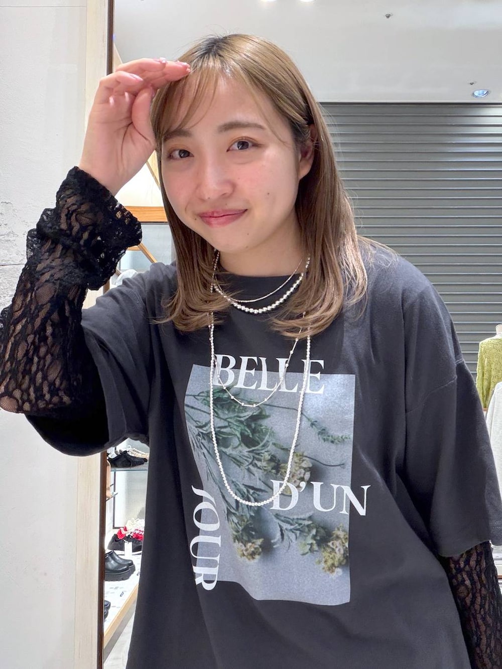 グレー系のTシャツ/カットソー、ブルー系のデニムパンツ、シルバー系のネックレスを着用したレディースの春コーディネートの6枚目の写真