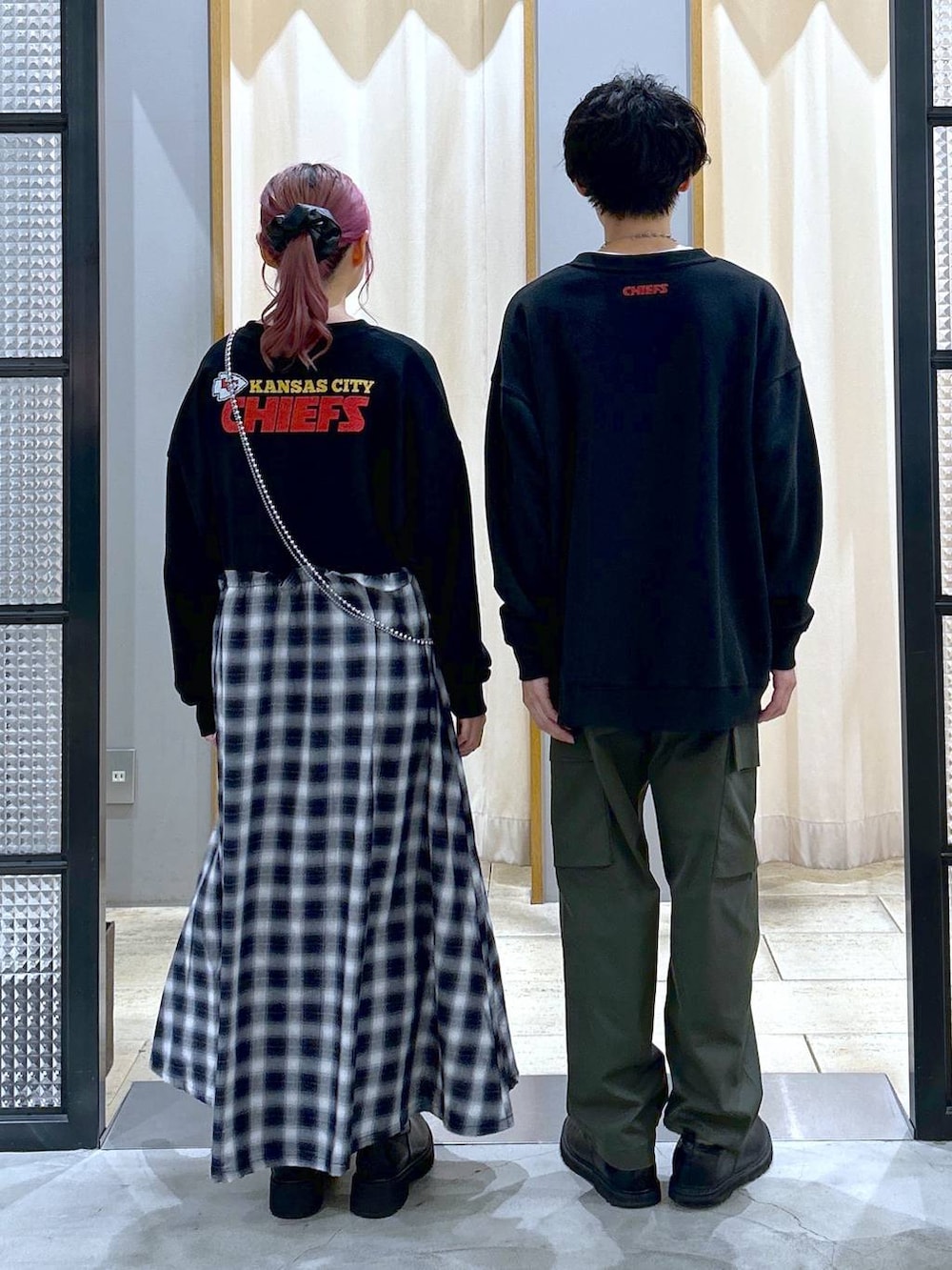 グリーン系のカーゴパンツ、ブラック系のその他シューズ、ブラック系のブーツを着用したレディースの秋コーディネートの2枚目の写真