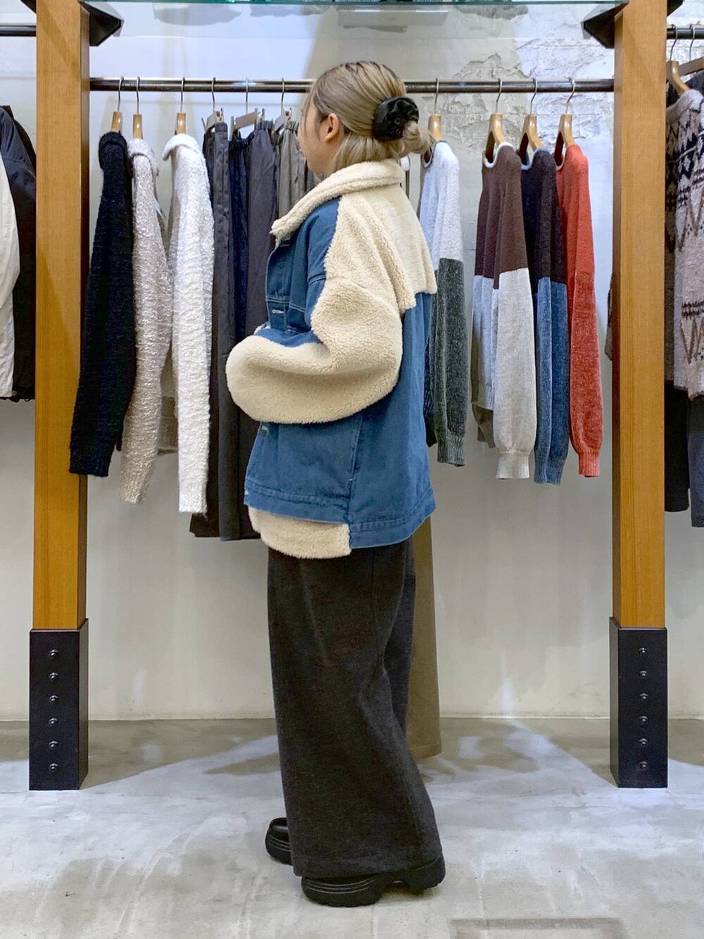グレー系のその他パンツ、ホワイト系のニット/セーター、ブラック系のブーツを着用したレディースの秋コーディネートの3枚目の写真