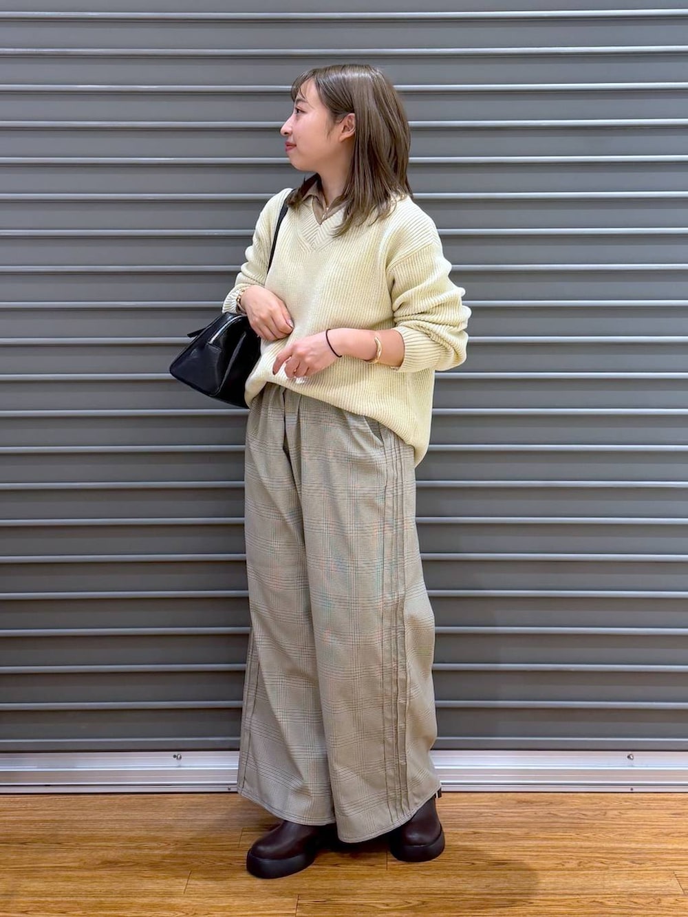 ブラウン系のサンダル、ブラック系のボストンバッグ、その他のその他パンツを着用したレディースの春コーディネートの5枚目の写真