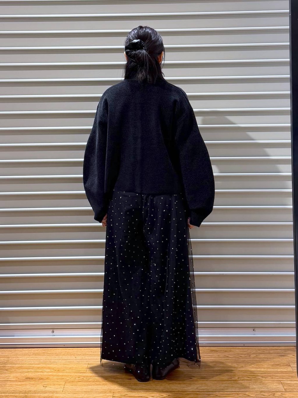 ブラック系のショルダーバッグ、ブラック系のその他パンツ、ブラック系のパンプスを着用したレディースの秋コーディネートの2枚目の写真