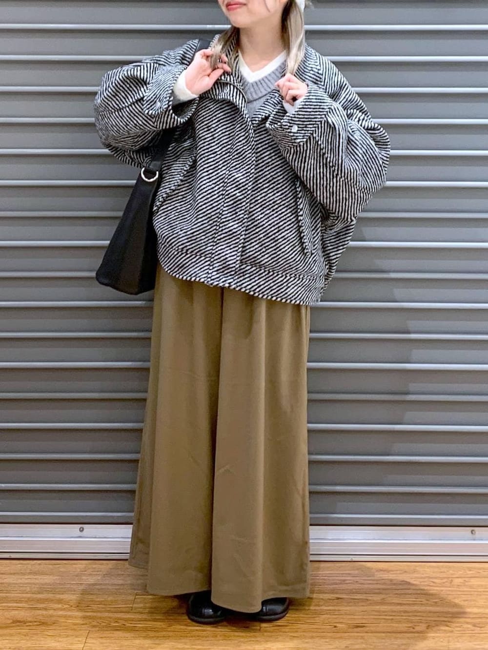 ブラック系のショルダーバッグ、ブラウン系のその他パンツ、グレー系のニット/セーターを着用したレディースの冬コーディネートの8枚目の写真