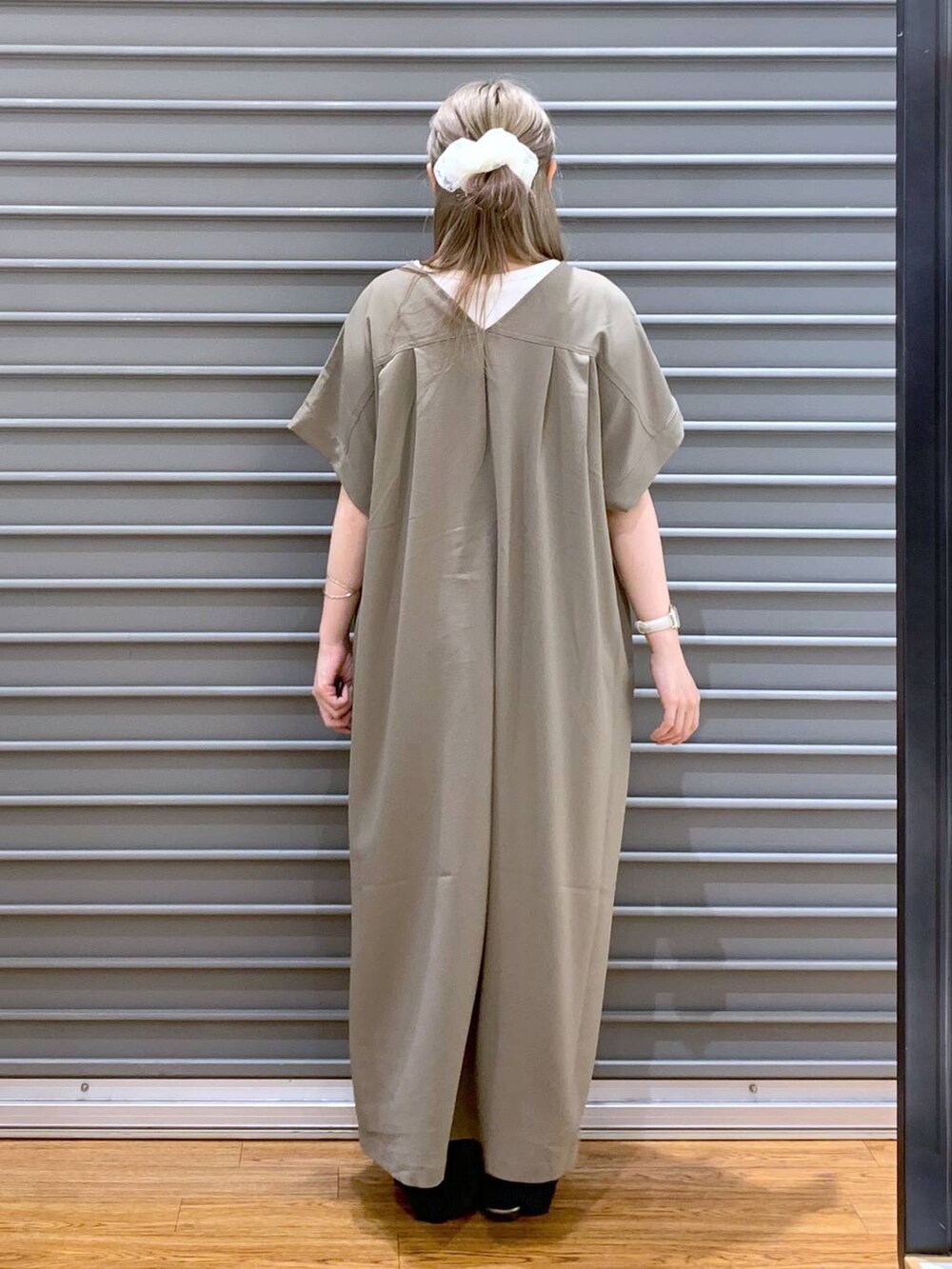 ブラウン系のワンピース、ホワイト系のタンクトップ、その他のサンダルを着用したレディースの夏コーディネートの2枚目の写真