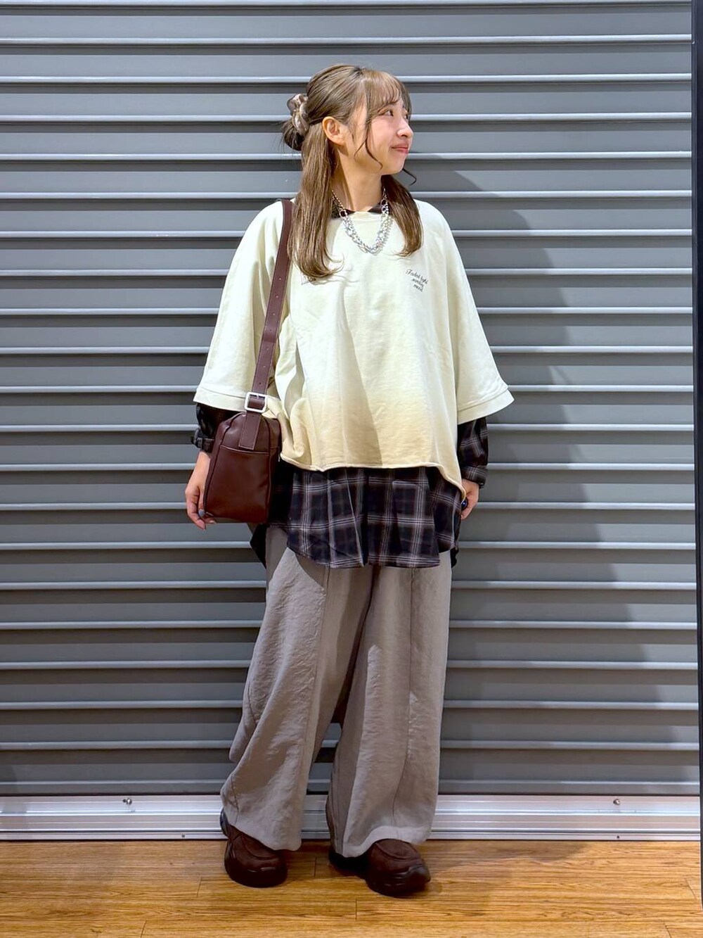 ブラウン系のローファー、ベージュ系のその他パンツ、ブラウン系のシャツ/ブラウスを着用したレディースの秋コーディネートの6枚目の写真