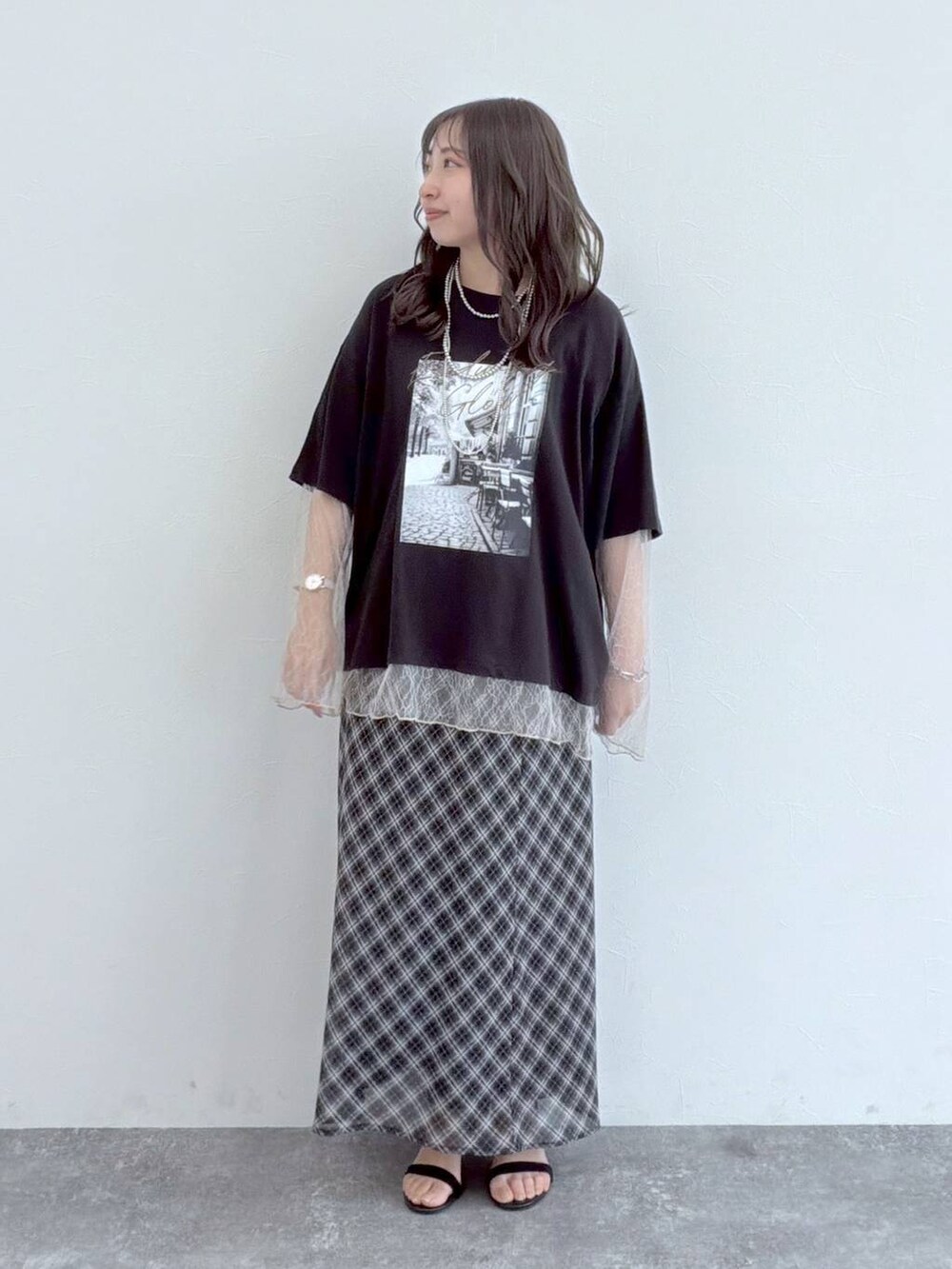 ブラック系のボディバッグ/ウエストポーチ、グレー系のTシャツ/カットソー、シルバー系のネックレスを着用したレディースの夏コーディネートの6枚目の写真