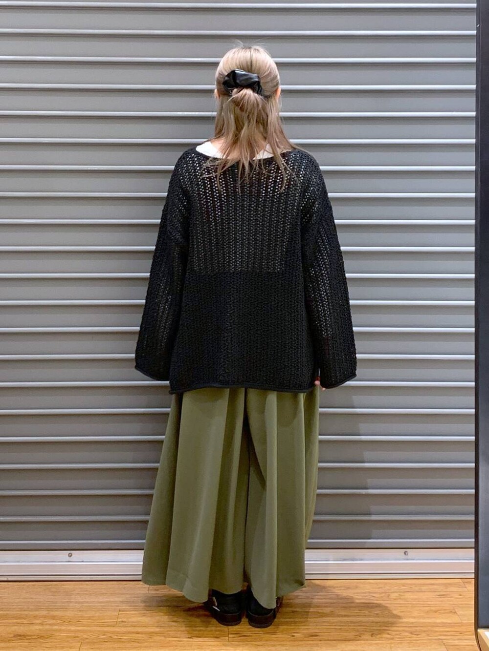 ホワイト系のショルダーバッグ、ブラック系のサンダル、グリーン系のその他パンツを着用したレディースの春コーディネートの2枚目の写真