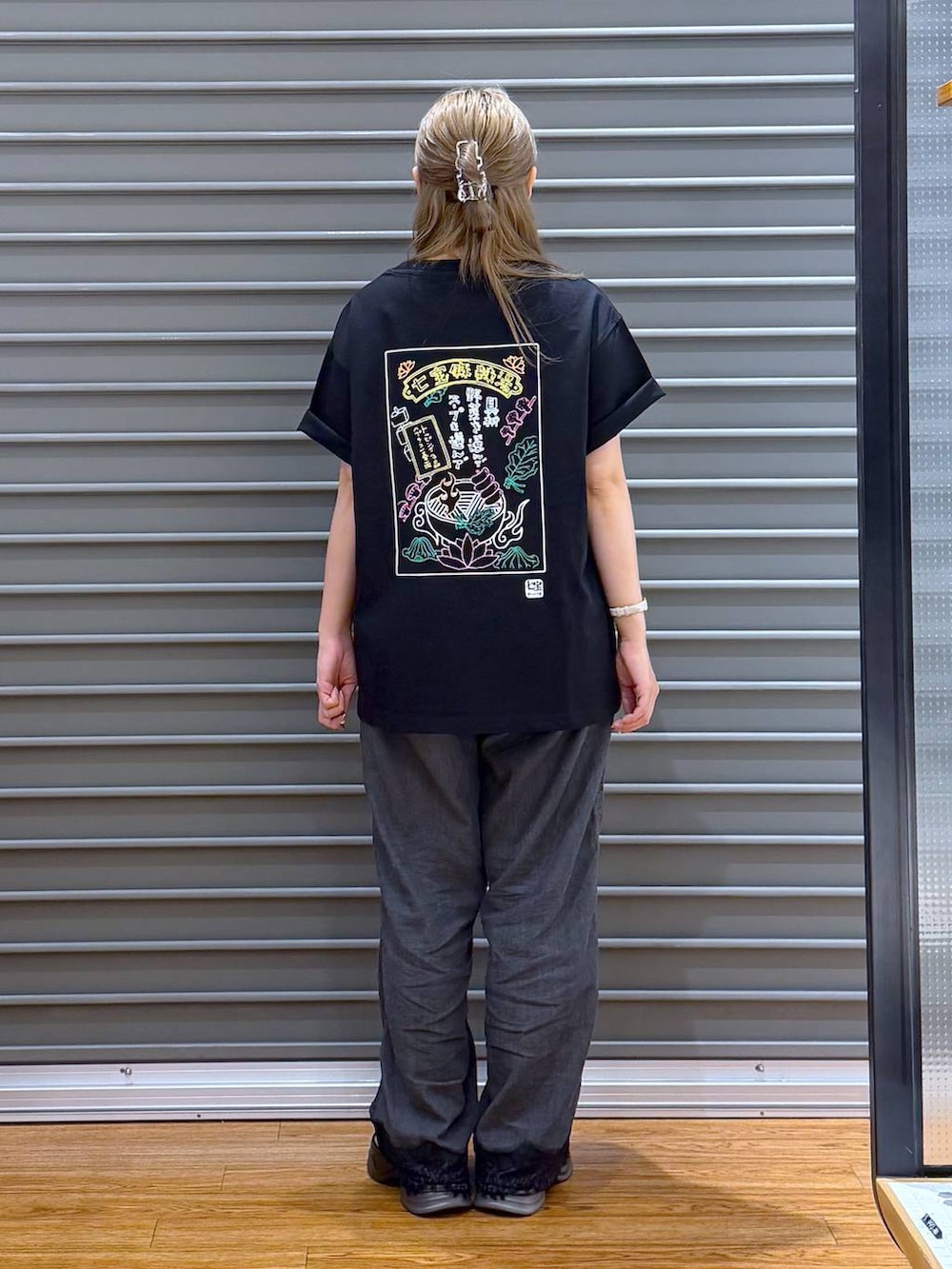 グレー系のサンダル、その他のボディバッグ/ウエストポーチ、ブラック系のTシャツ/カットソーを着用したレディースの夏コーディネートの2枚目の写真
