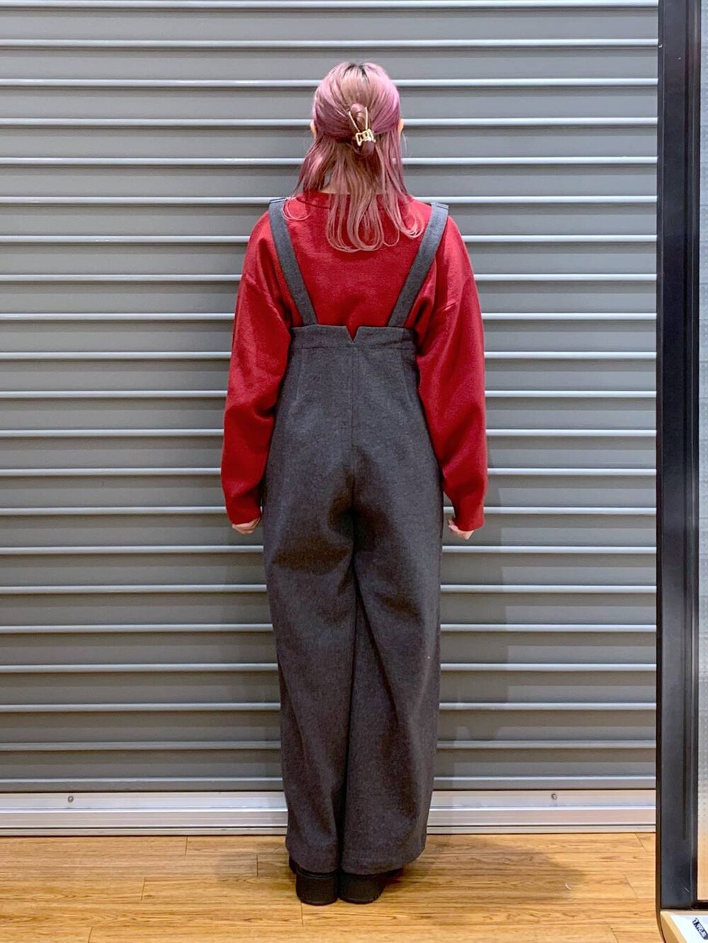 ホワイト系のダウンジャケット/コート、シルバー系のショルダーバッグ、レッド系のニット/セーターを着用したレディースの秋コーディネートの3枚目の写真