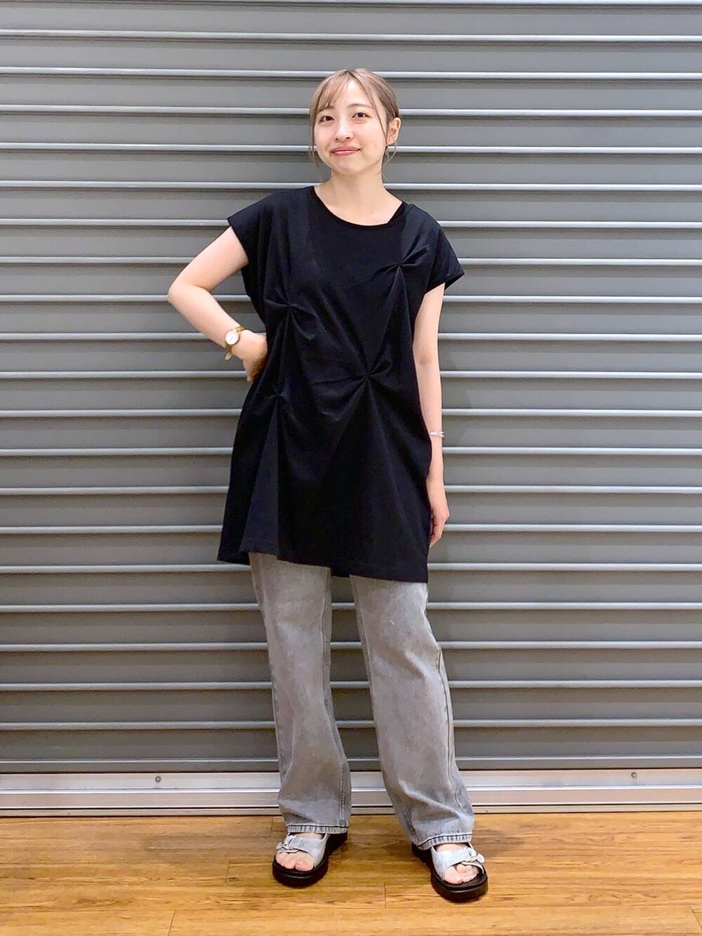 ホワイト系のショルダーバッグ、シルバー系のサンダル、グレー系のデニムパンツを着用したレディースの夏コーディネートの4枚目の写真