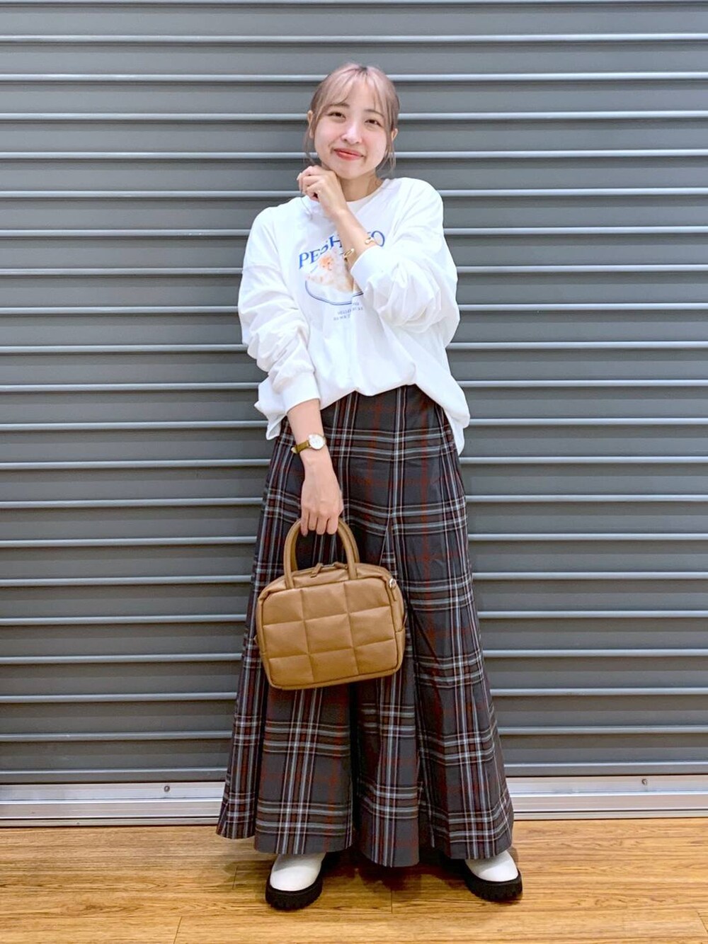 ホワイト系のブーツ、ブラウン系のボストンバッグ、グレー系のスカートを着用したレディースの秋コーディネートの4枚目の写真