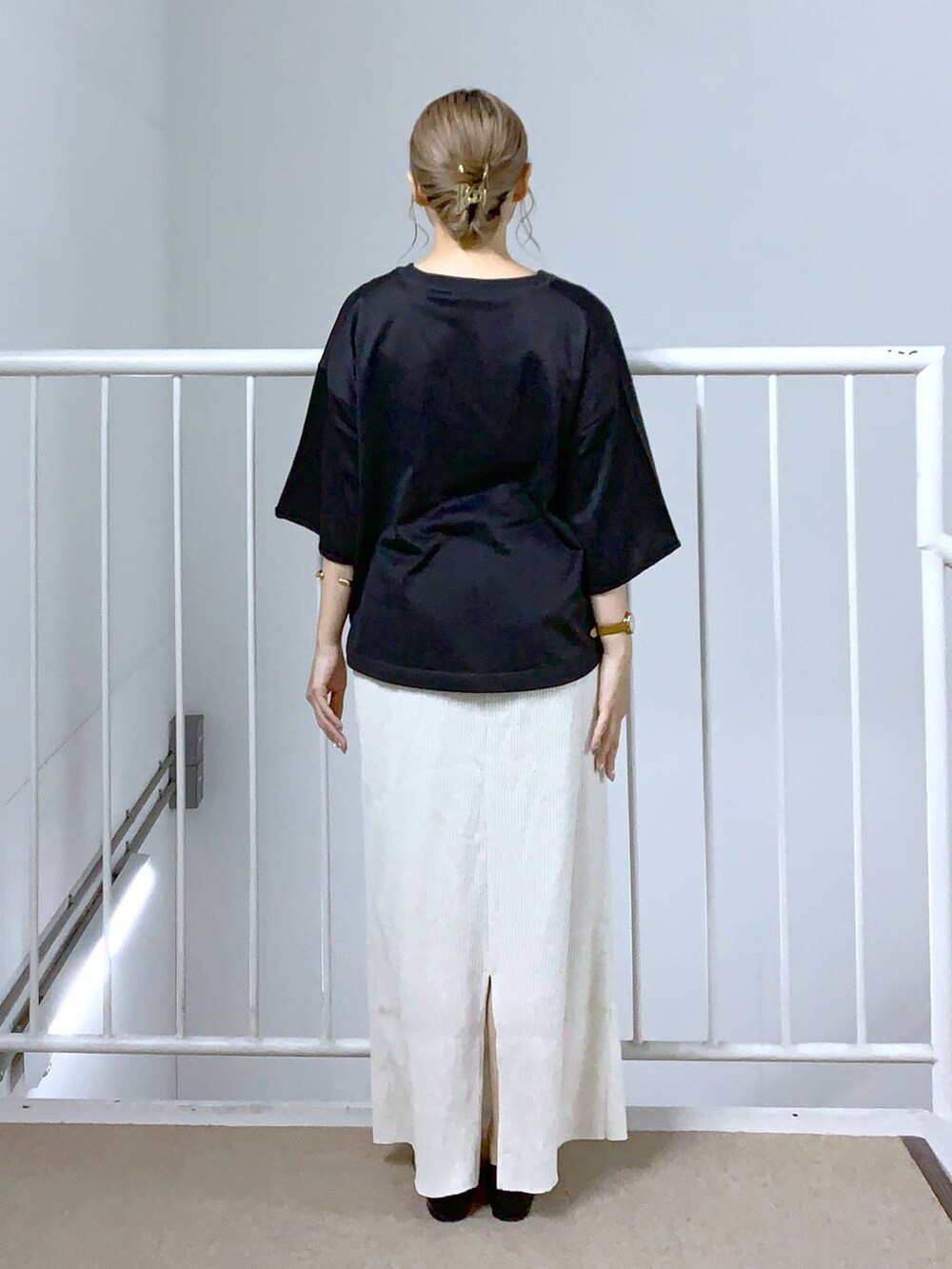 ブラック系のTシャツ/カットソー、ホワイト系のスカート、ホワイト系のショルダーバッグを着用したレディースの夏コーディネートの2枚目の写真