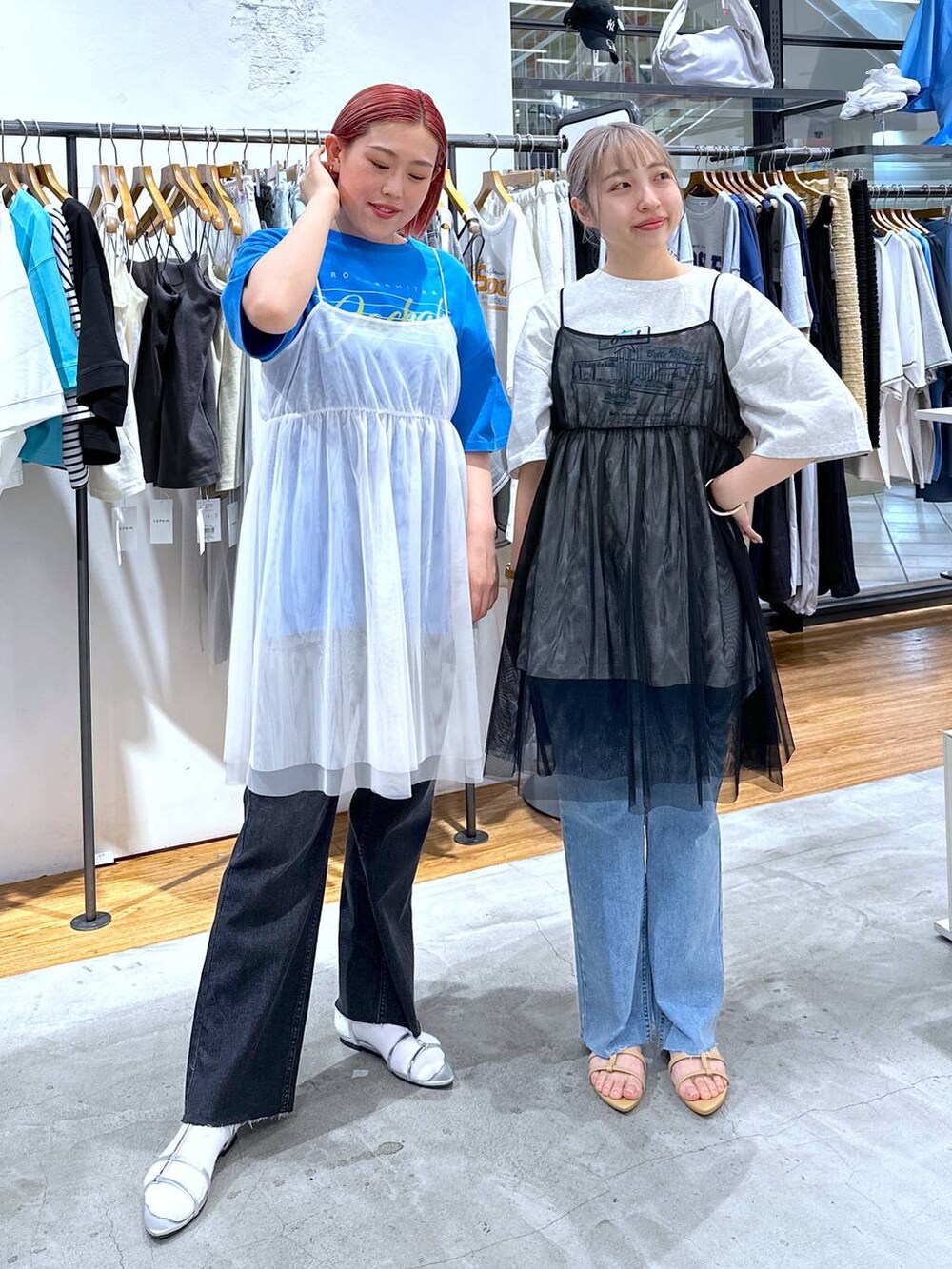 シルバー系のサンダル、ベージュ系のサンダル、グレー系のデニムパンツを着用したレディースの夏コーディネートの4枚目の写真