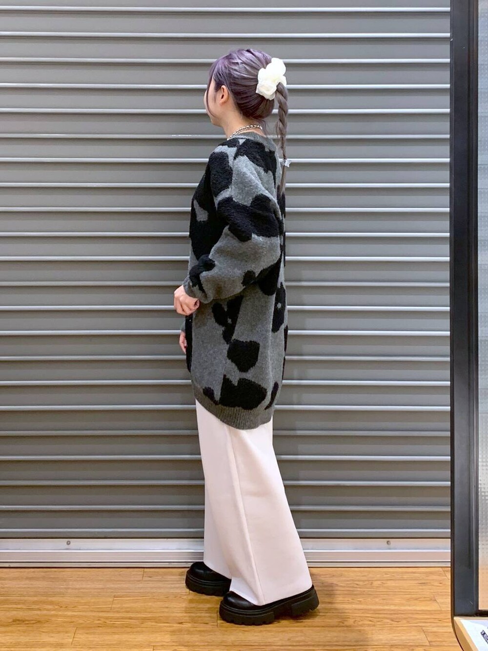 ブラック系のその他アウター、ベージュ系のその他パンツ、ブラック系のショルダーバッグを着用したレディースの冬コーディネートの5枚目の写真