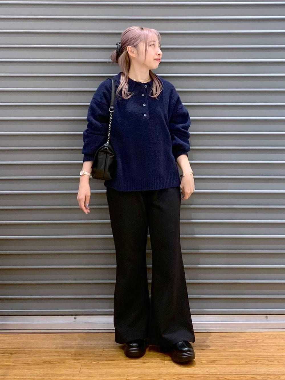 ブラック系のブーツ、ブラック系のショルダーバッグ、ブラック系のスウェットパンツを着用したレディースの冬コーディネートの5枚目の写真