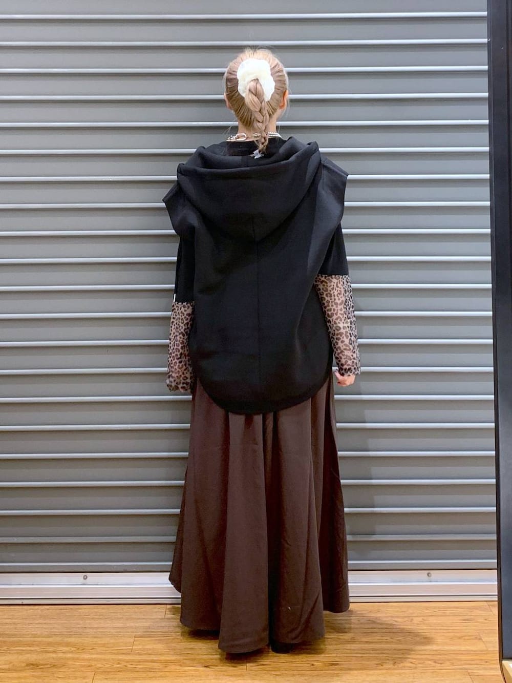 その他のTシャツ/カットソー、ブラック系のその他シューズ、ブラック系のベストを着用したレディースの秋コーディネートの2枚目の写真