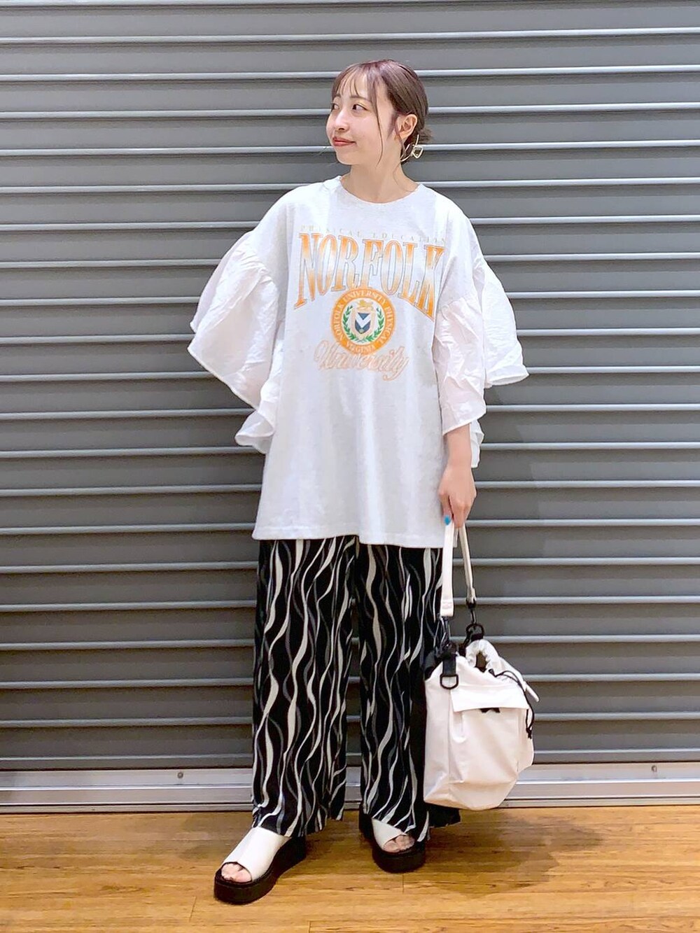 ホワイト系のショルダーバッグ、ホワイト系のサンダル、ブラック系のその他パンツを着用したレディースの夏コーディネートの5枚目の写真