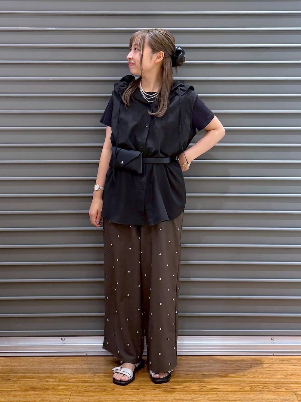 ブラック系のTシャツ/カットソー、ブラウン系のその他パンツ、ホワイト系のサンダルを着用したレディースの夏コーディネートの7枚目の写真