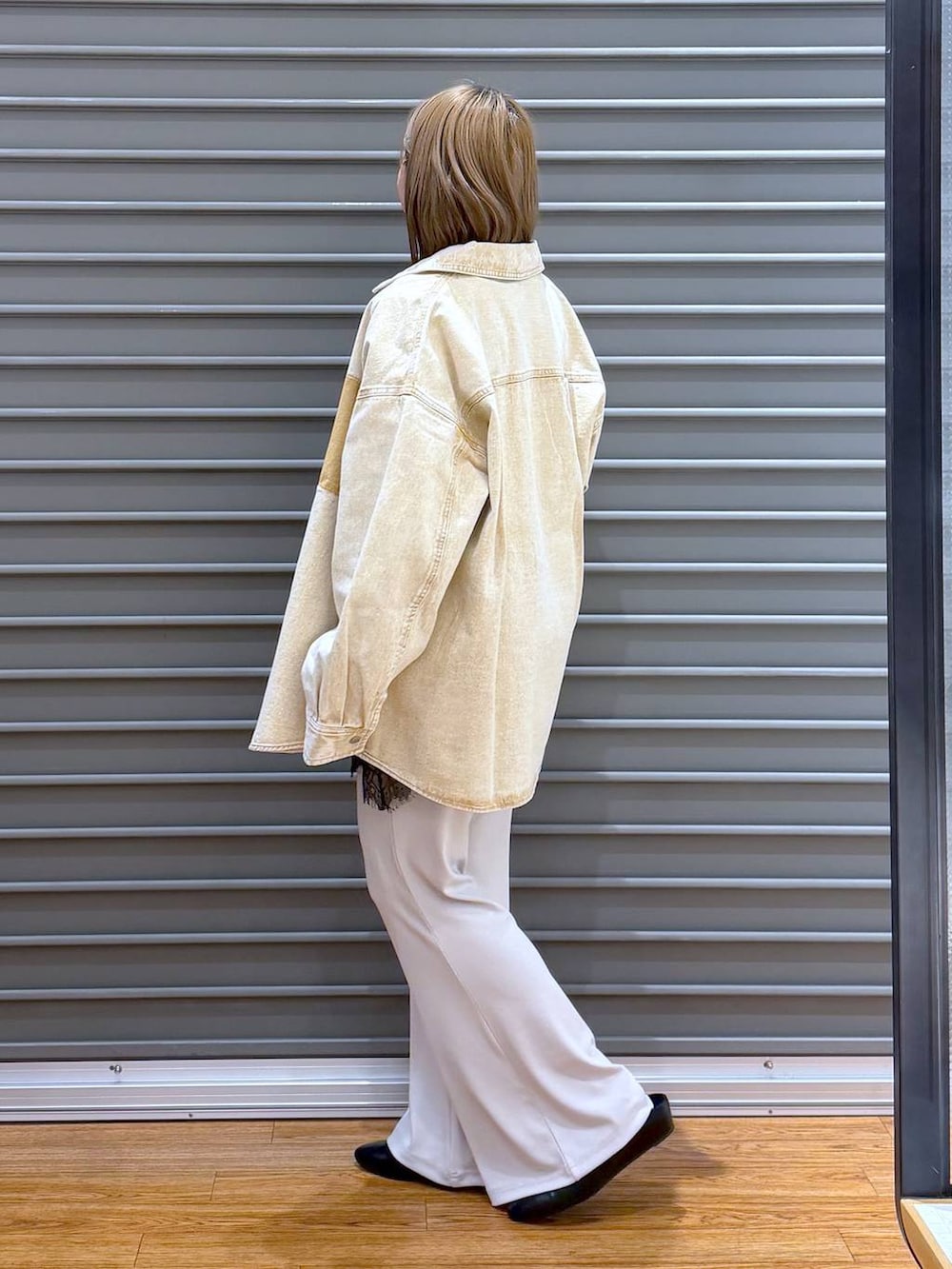 ブラック系のボストンバッグ、ホワイト系のTシャツ/カットソー、ベージュ系のシャツ/ブラウスを着用したレディースの春コーディネートの3枚目の写真