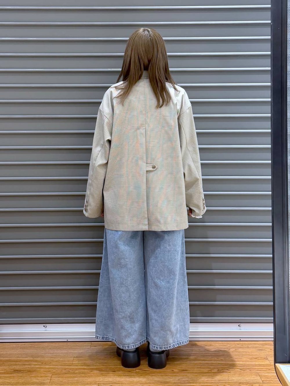 ブラック系のサンダル、ブラウン系のボストンバッグ、ホワイト系のTシャツ/カットソーを着用したレディースの春コーディネートの2枚目の写真