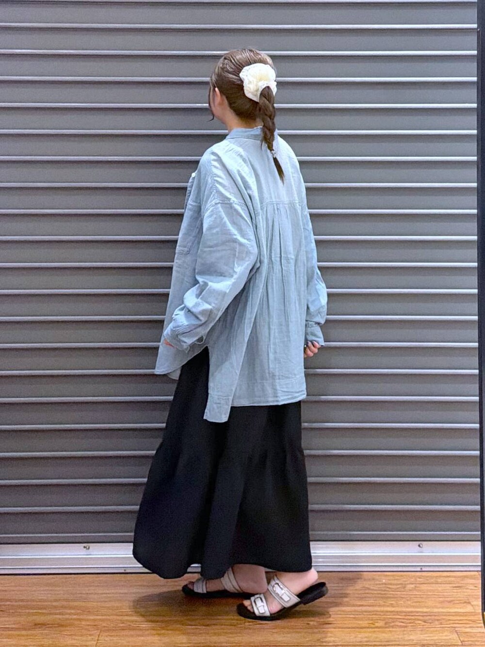 ブラック系のワンピース、ブラック系のタンクトップ、ブルー系のシャツ/ブラウスを着用したレディースの夏コーディネートの3枚目の写真