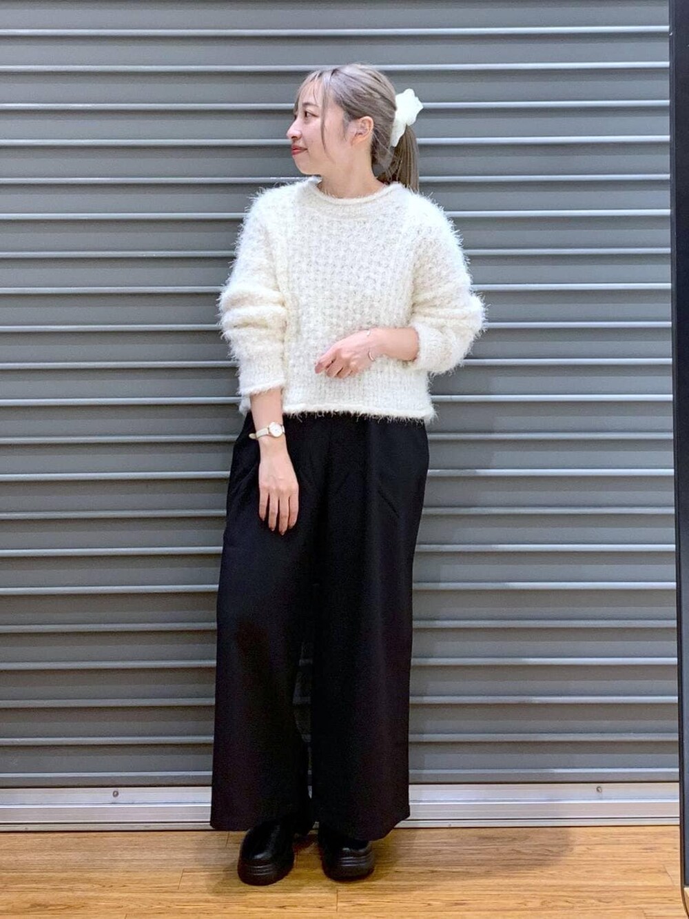 ブラック系のその他パンツ、ブラック系のショルダーバッグ、ブラック系のブーツを着用したレディースの冬コーディネートの6枚目の写真