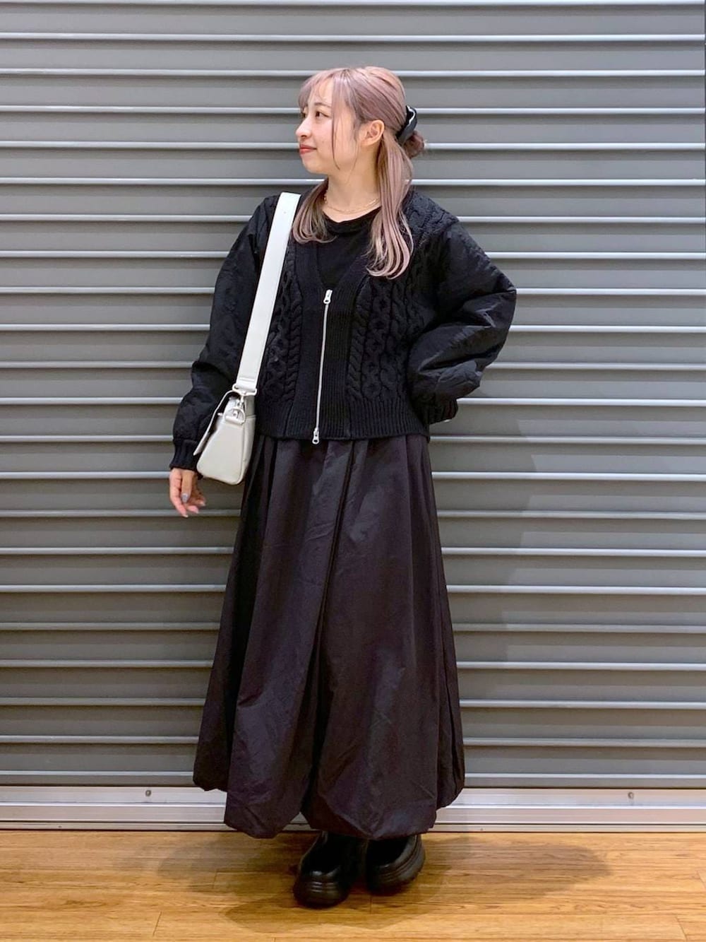 グレー系のショルダーバッグ、ブラック系のカーディガン/ボレロ、ブラック系のブーツを着用したレディースの冬コーディネートの6枚目の写真