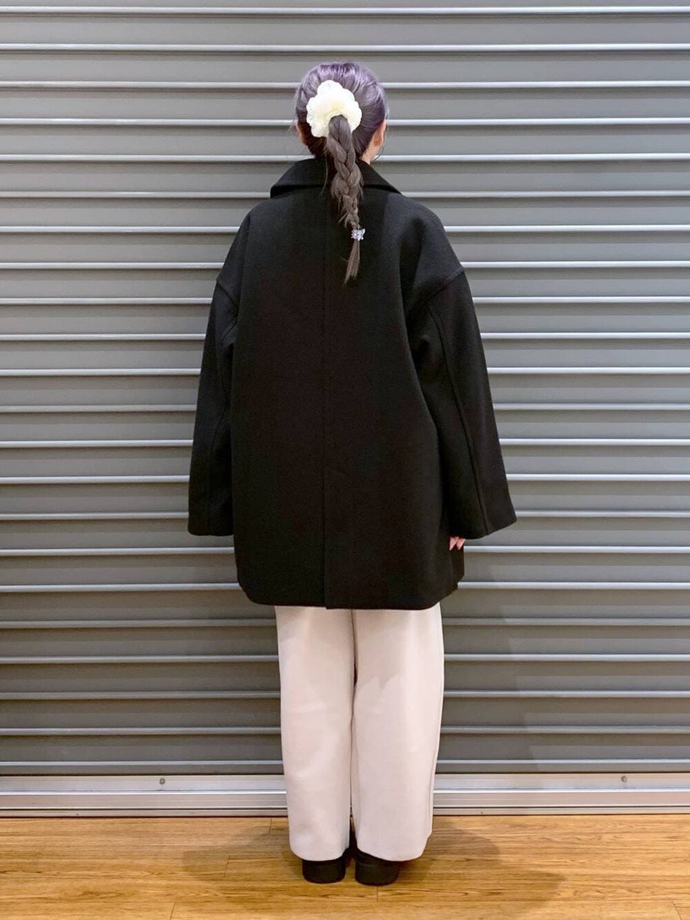 ブラック系のその他アウター、ベージュ系のその他パンツ、ブラック系のショルダーバッグを着用したレディースの冬コーディネートの2枚目の写真