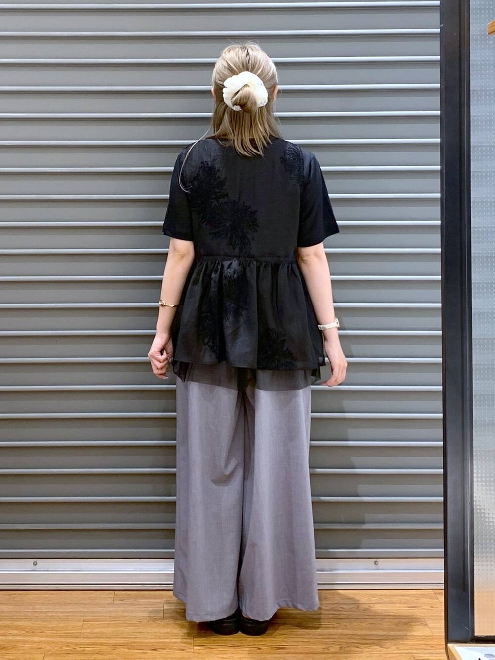 ブラック系のサンダル、グレー系のその他パンツ、ブラック系のショルダーバッグを着用したレディースの夏コーディネートの2枚目の写真