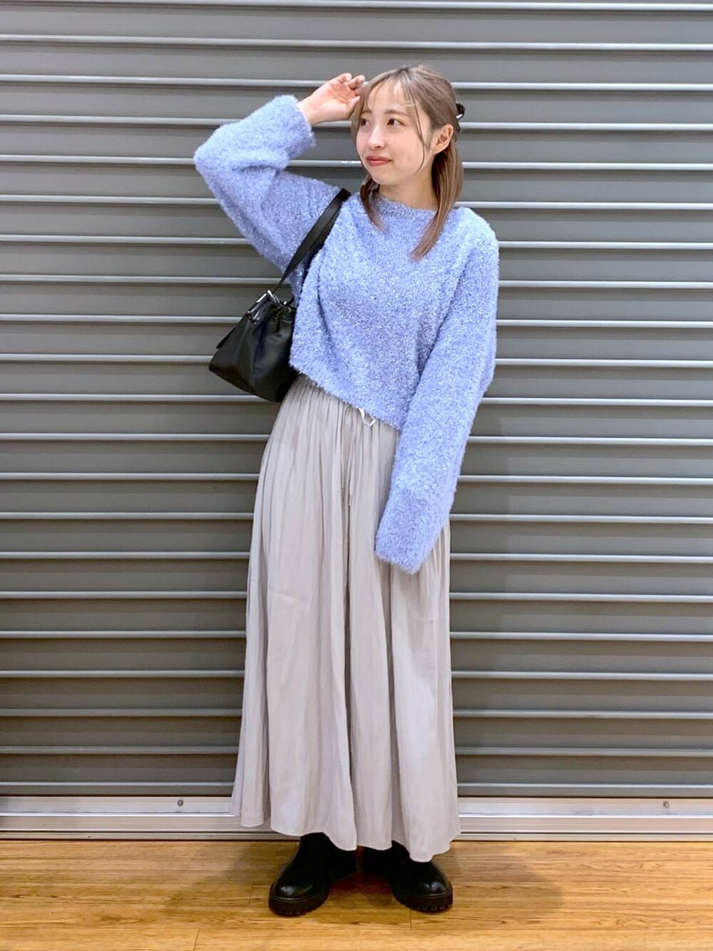 ブラック系のブーツ、ブラック系のショルダーバッグ、グレー系のその他パンツを着用したレディースの冬コーディネートの4枚目の写真