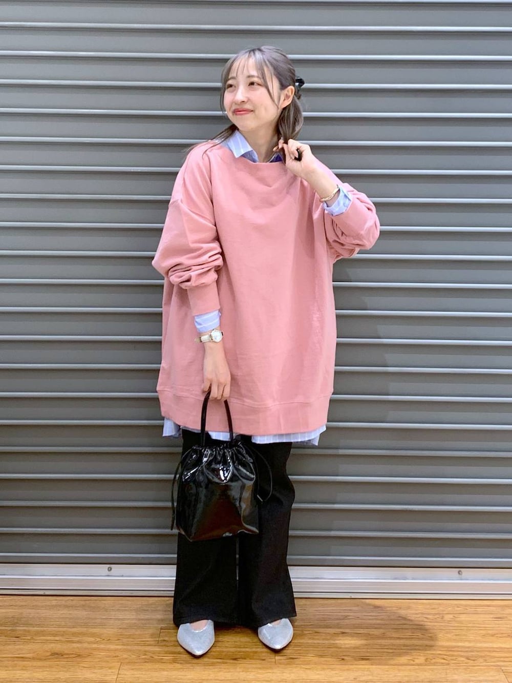 ブルー系のシャツ/ブラウス、ブラック系のデニムパンツ、ブラック系のショルダーバッグを着用したレディースの春コーディネートの3枚目の写真