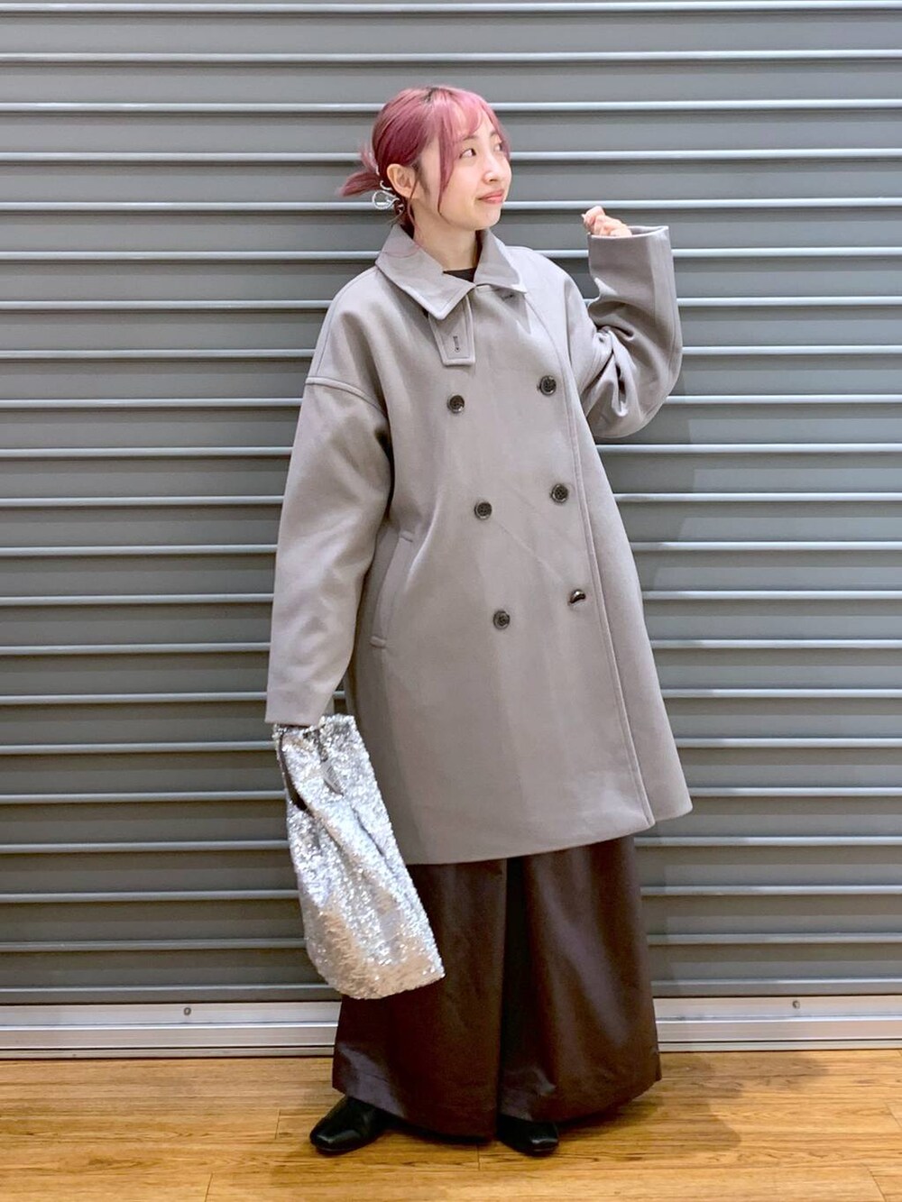 ブラウン系のその他アウター、ブラック系のブーツ、グレー系のその他パンツを着用したレディースの秋コーディネートの4枚目の写真